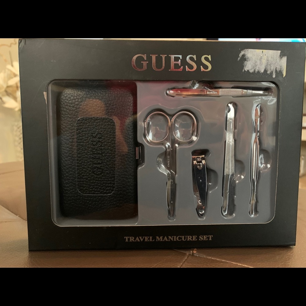 Guess travel manicure set